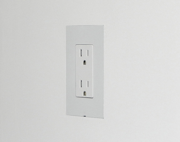 Single gang Smoothline flush wall plate with outlet finished